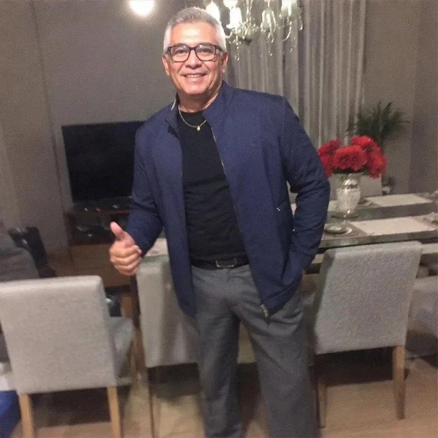 Cliente vestindo a jaqueta Soberano vermelha