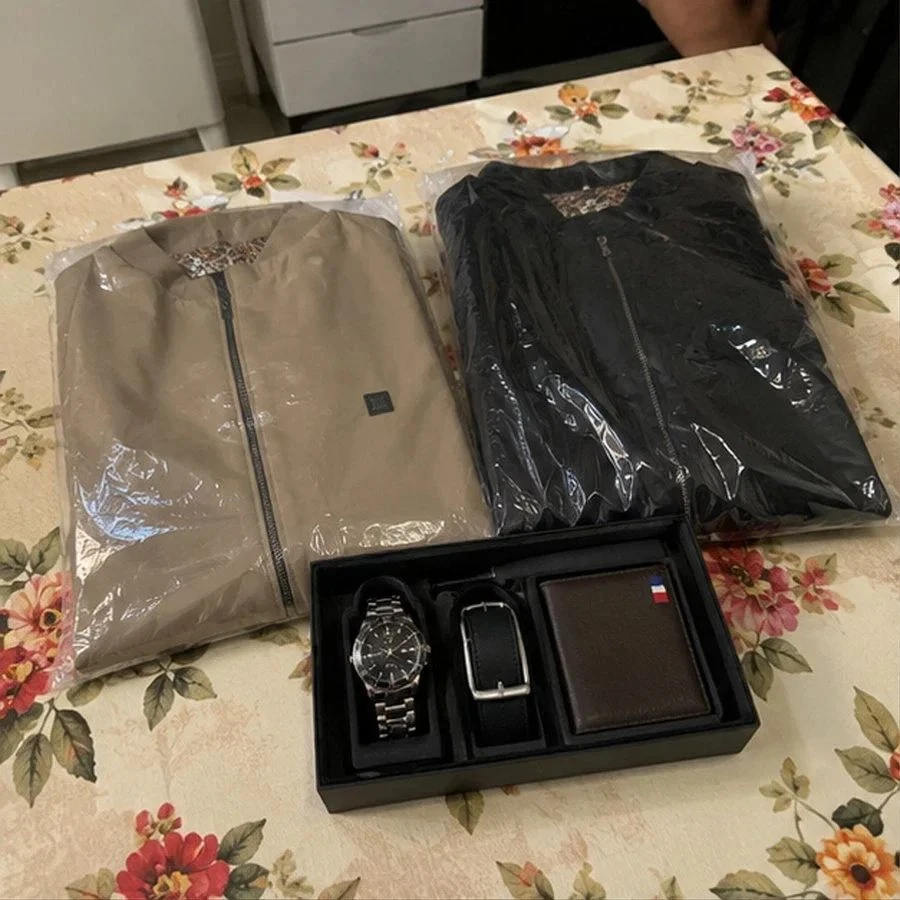 Jaquetas vermelha e cáqui com o kit de relógio, cinto e carteira