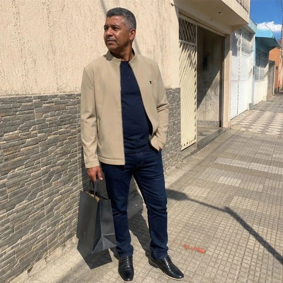 Cliente vestindo a jaqueta Soberano cáqui na rua