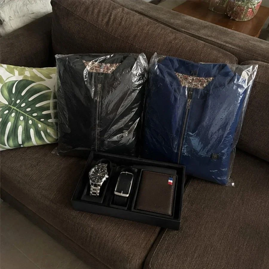 Duas jaquetas Soberano preta e azul com o kit de brindes